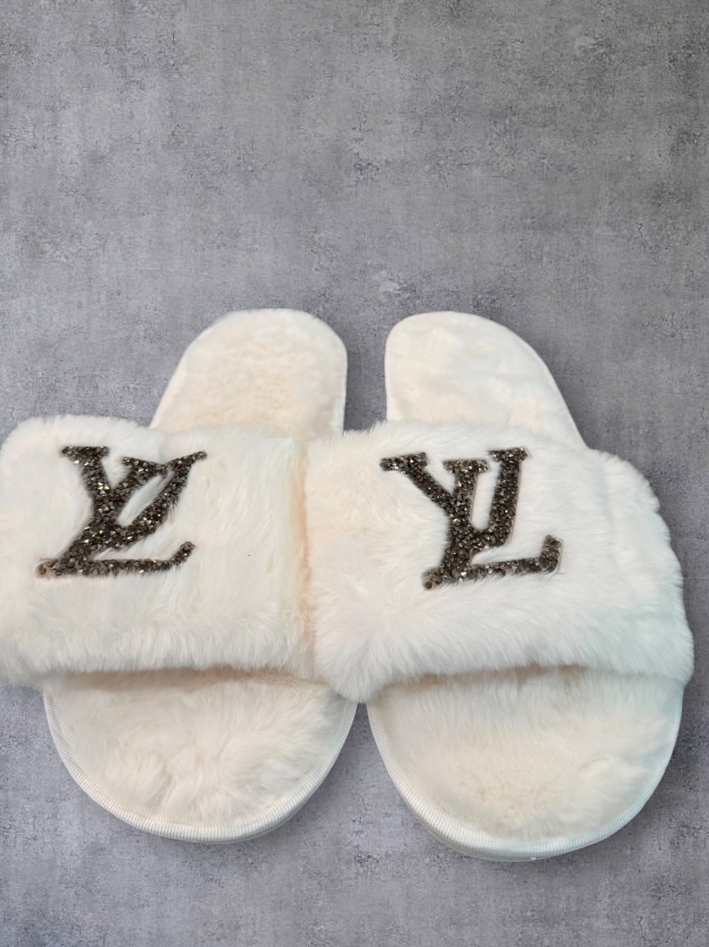 NWOT Source Unknown White Fuzzy Slide Slippers with Glitter Logo Accent